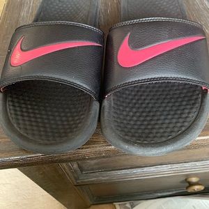 Men’s Sz. 7-   Nike Banassi Swoosh Black Slip on Sandals.   Style Code: 312618-0